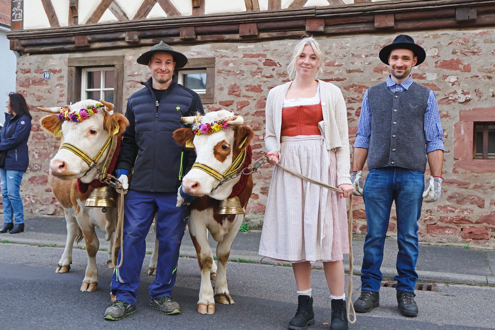 Familie Nittel mit Weinkönigin Saskia und Hinterwälder Rindern